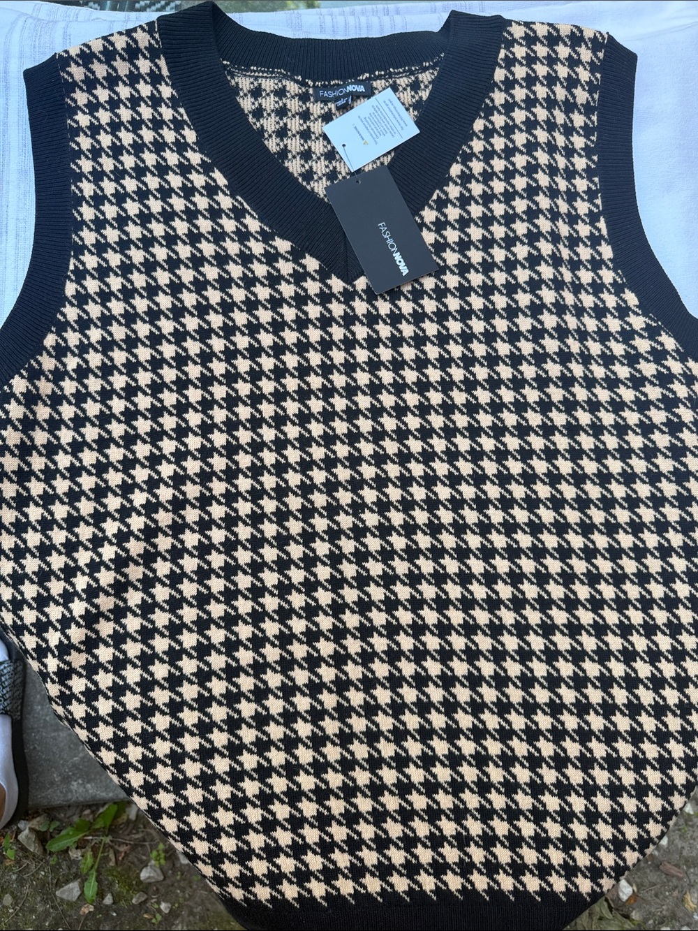 Fashion Nova Men Black and Cream Houndstooth V-Neck Sweater Vest